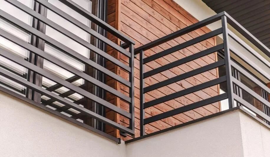 Co na balustradę balkonu? Porównanie materiałów i ich zalet