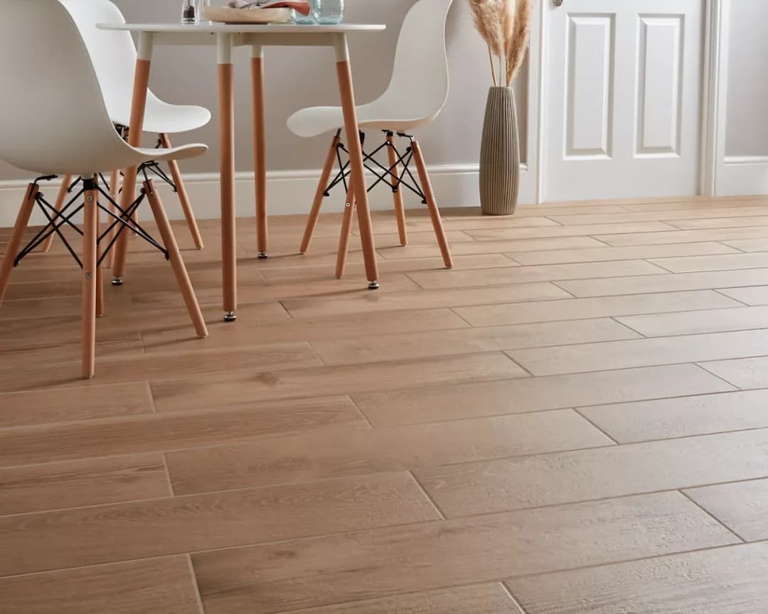 Jak układać gres drewnopodobny: unikaj najczęstszych błędów i zyskaj piękny efekt