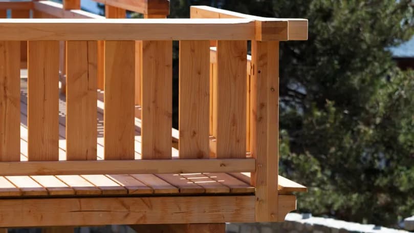 Jakie drewno na balustrady zewnętrzne? Odkryj najlepsze opcje odporne na warunki atmosferyczne