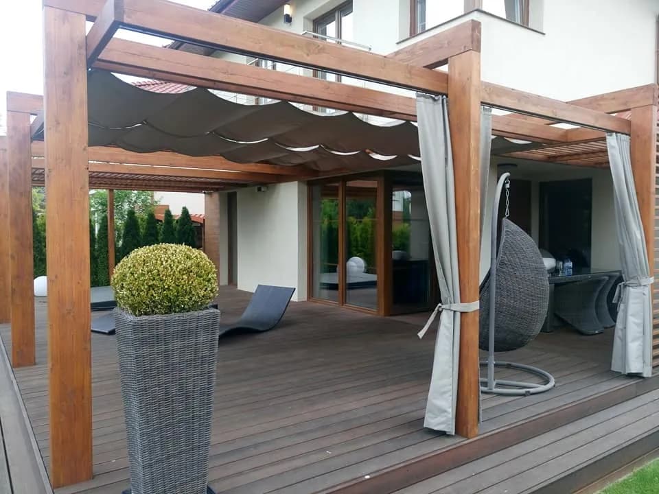 Najlepsze tkaniny na zadaszenie tarasu: trwałość i estetyka w jednym