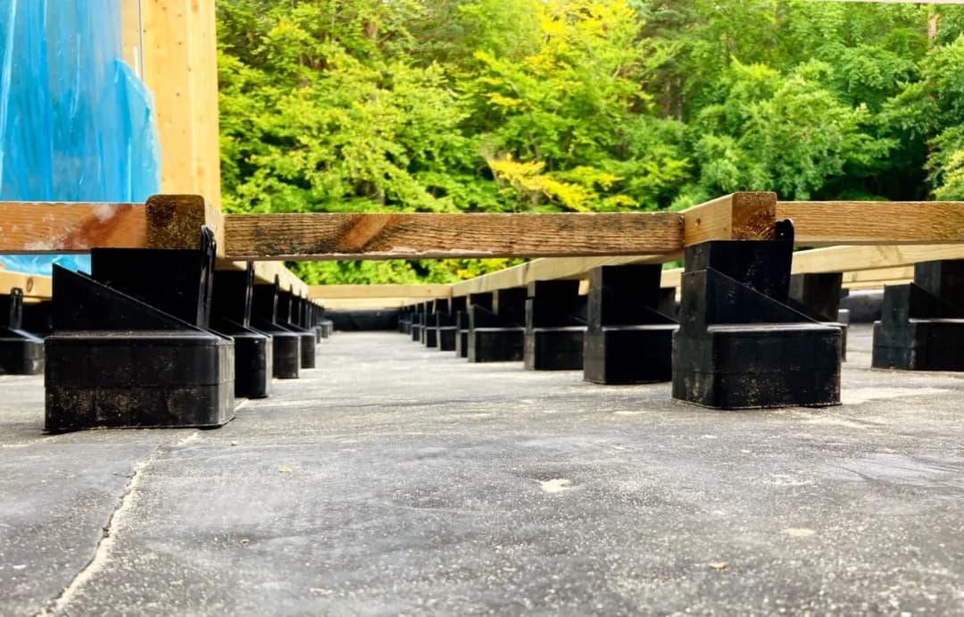 Co położyć na papę na balkonie, aby uniknąć problemów z wilgocią?