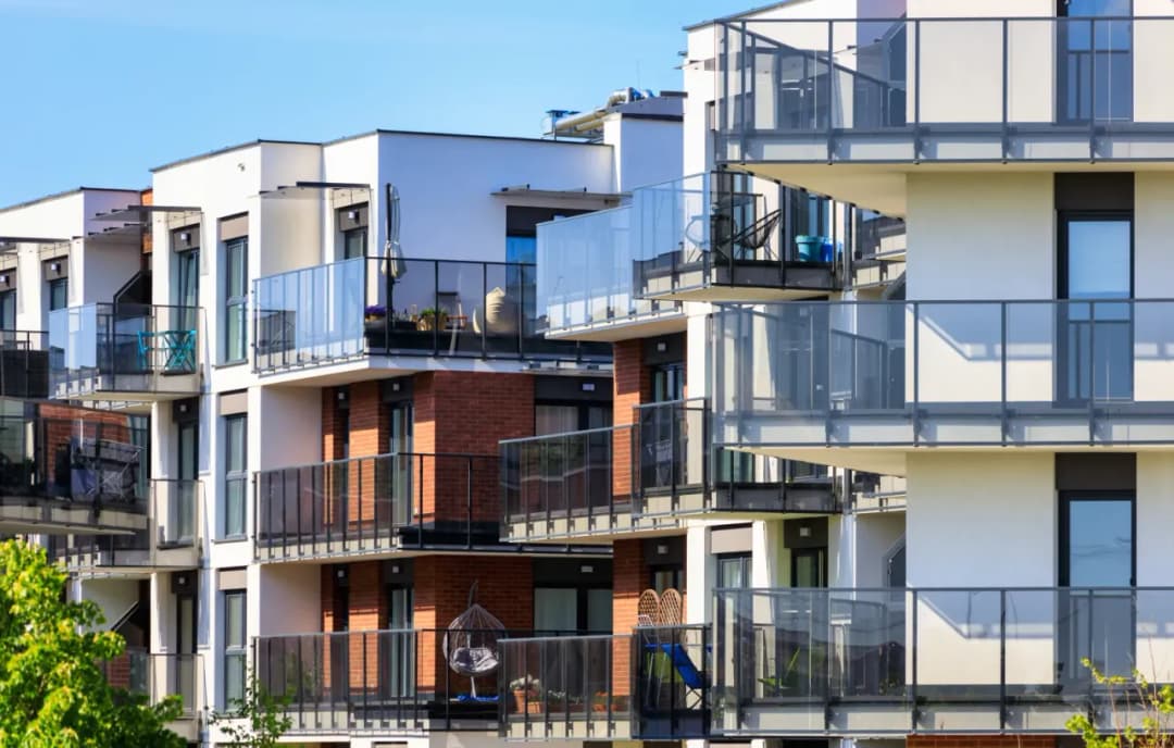 Czego nie wolno robić na balkonie? Uniknij konfliktów i kar Czego nie wolno robić na balkonie? Uniknij konfliktów i kar