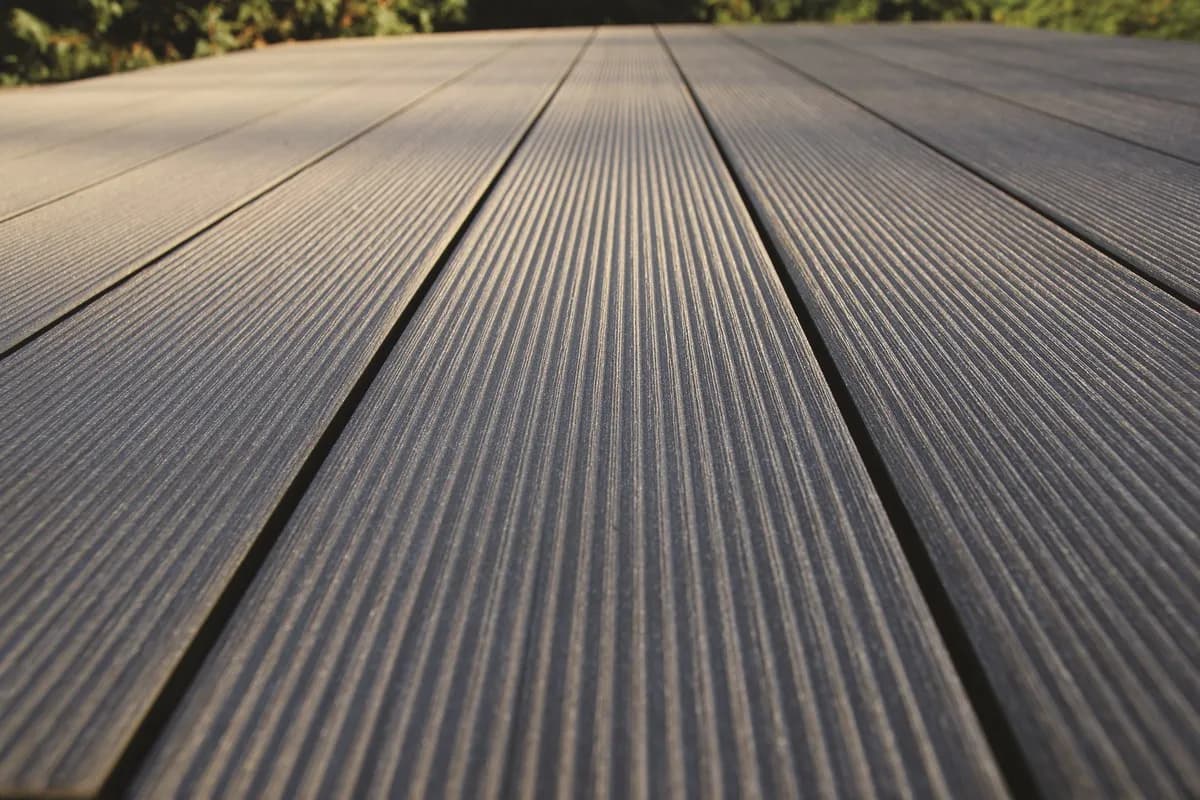 Deski na taras ryflowane czy gładkie – co wybrać, aby uniknąć problemów? Deski na taras ryflowane czy gładkie – co wybrać, aby uniknąć problemów?
