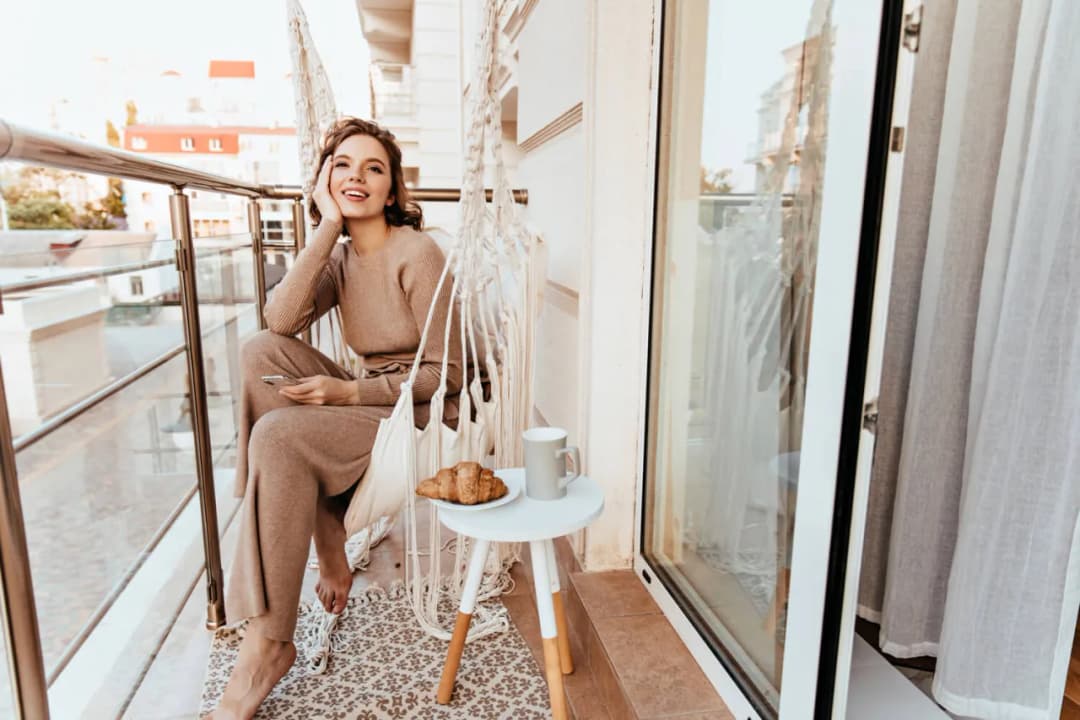 Jak zagospodarować długi wąski balkon, aby zyskać więcej przestrzeni?