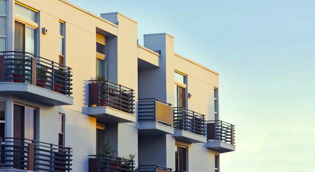 Ile kosztuje balustrada na balkon? Sprawdź ceny i materiały