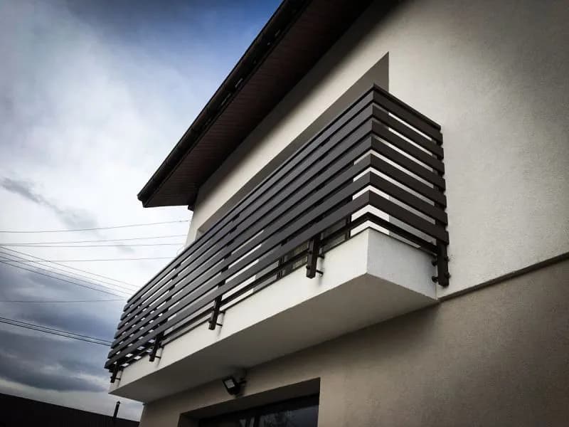 Balustrada aluminiowa czy stalowa - co wybrać, aby uniknąć kosztów?